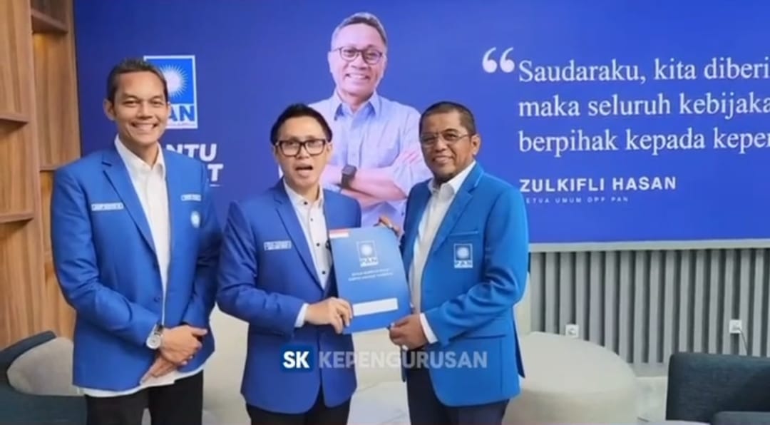 H. Arisal Aziz terima SK dari Sekretaris Jenderal DPP PAN, Eko Patrio,